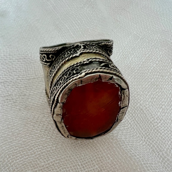 Antique Afghan Tribal Carnelian Saddle Ring – 19th‑20th C. Heart‑Shaped Band - Picture 6 of 13